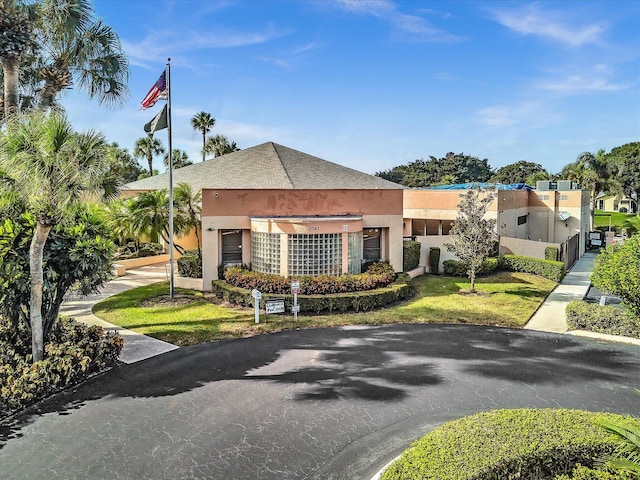 view of front of property with a front yard