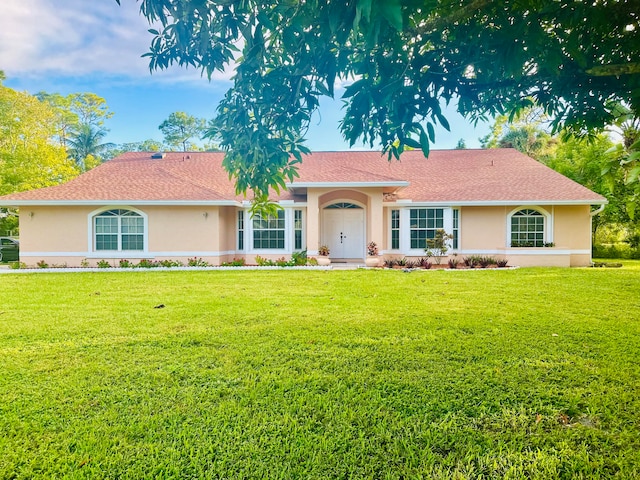 view of front facade featuring a front lawn