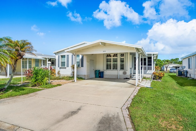 view of front of property featuring a front yard and a carport