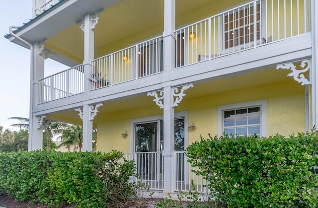 property entrance featuring a balcony