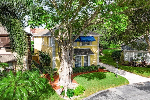 view of front of home featuring a front lawn