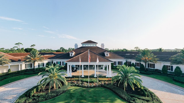 view of front of house featuring a front yard