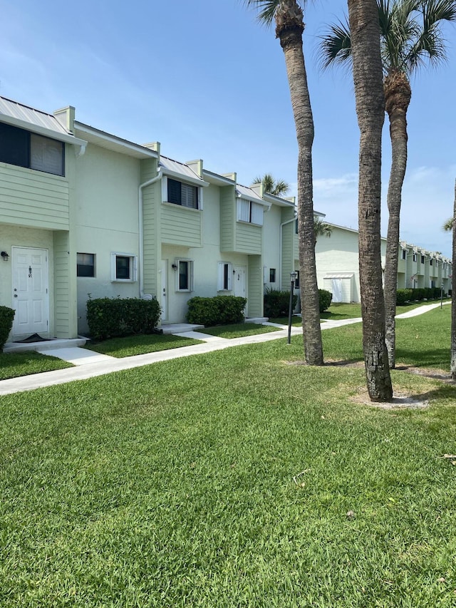 view of front facade featuring a front yard