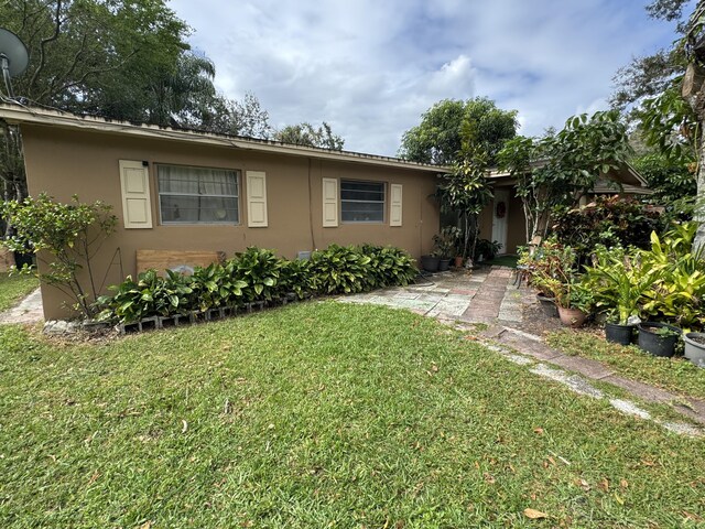 275 SE 16th Ave, Okeechobee, FL 34974 - view of front facade featuring stucco siding and a front lawn