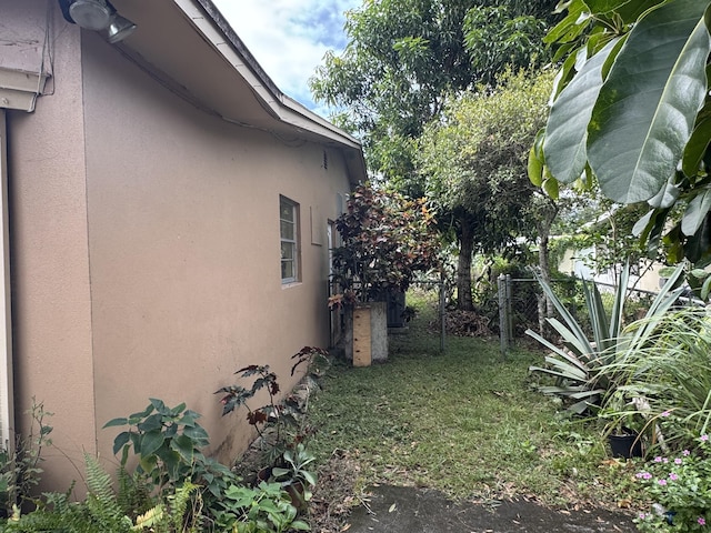275 SE 16th Ave, Okeechobee, FL 34974 - view of side of home featuring stucco siding and fence