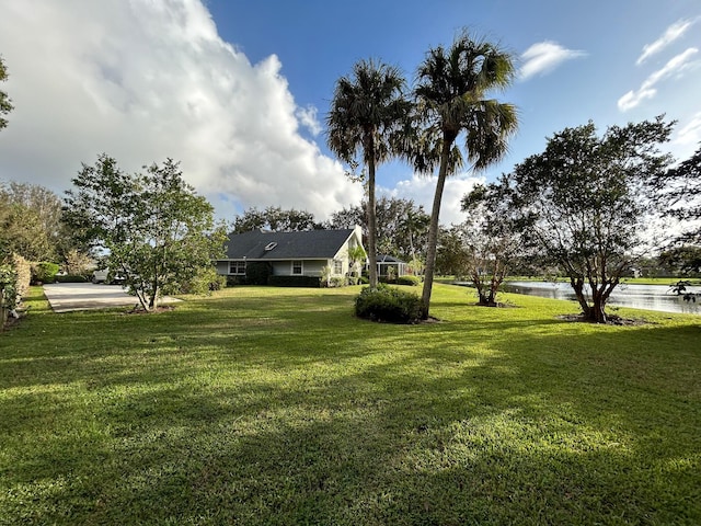 view of yard featuring a water view