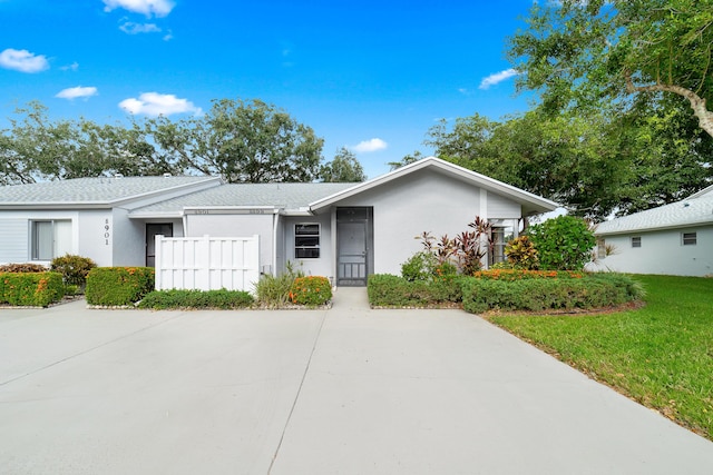 ranch-style house featuring a front lawn