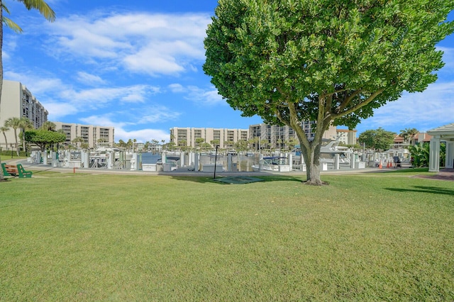 view of property's community featuring a lawn