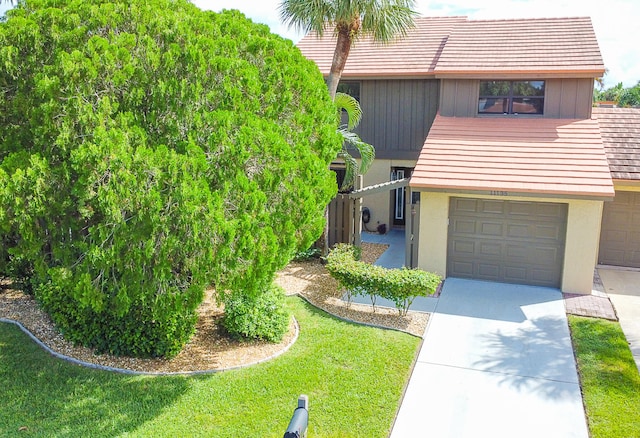 view of front of home featuring a front lawn and a garage