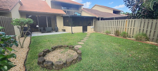 view of yard featuring a fenced backyard and a patio area