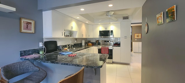 kitchen with kitchen peninsula, sink, tasteful backsplash, appliances with stainless steel finishes, and ceiling fan