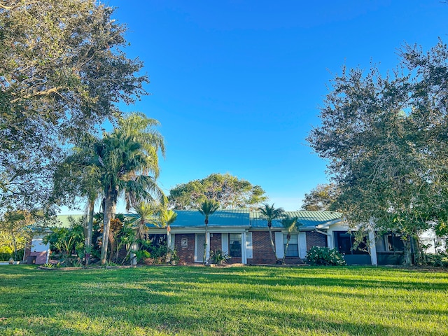 ranch-style home featuring a front lawn