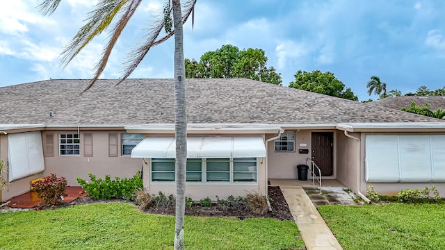 ranch-style home featuring a front lawn