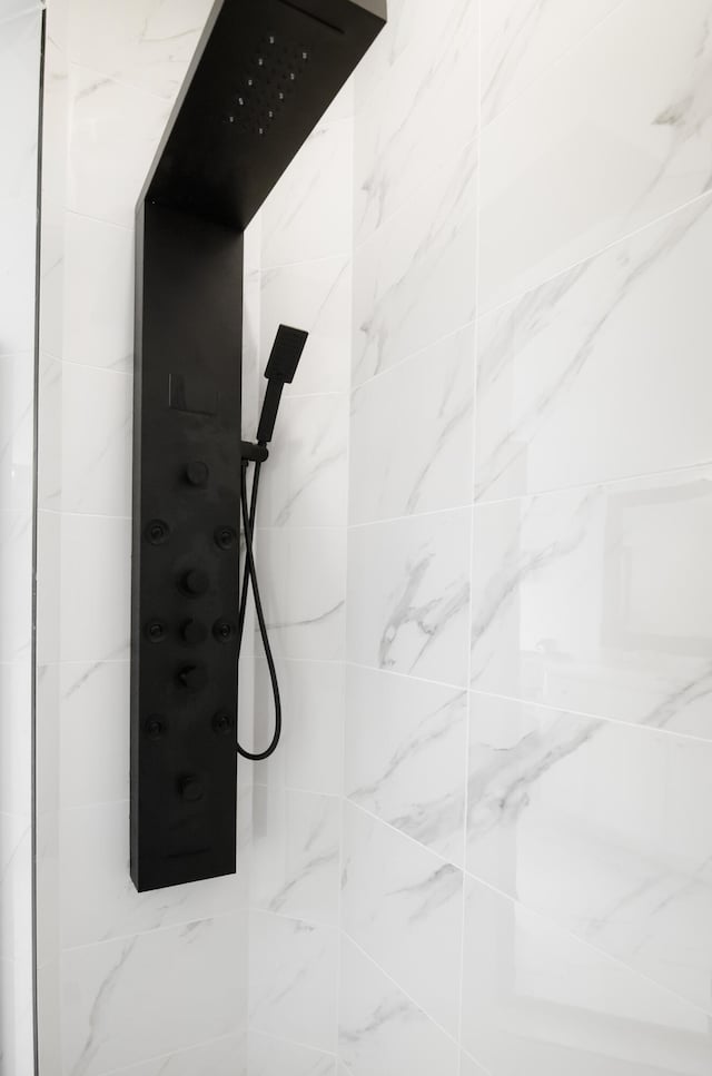 room details featuring a tile shower