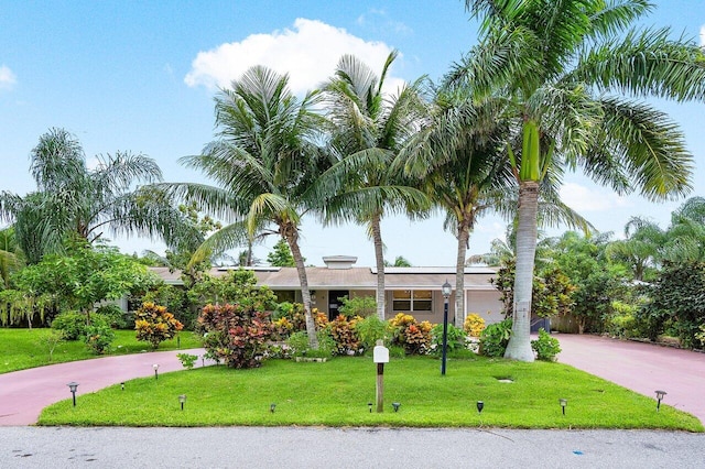 view of front of home featuring a front yard