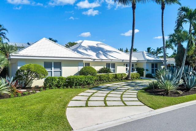 single story home with a front lawn