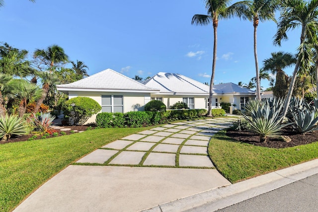 single story home with a front yard