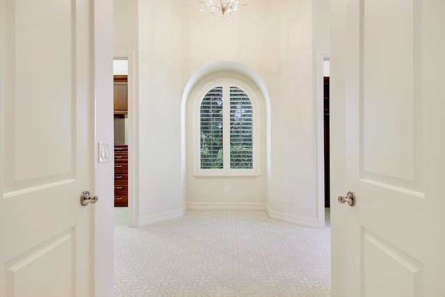 corridor featuring a notable chandelier