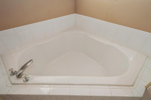 room details featuring a relaxing tiled tub