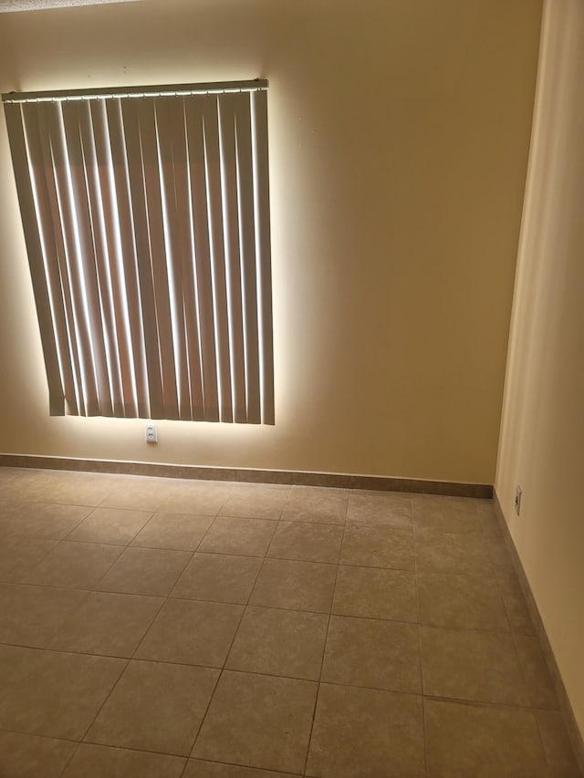 spare room featuring light tile patterned flooring