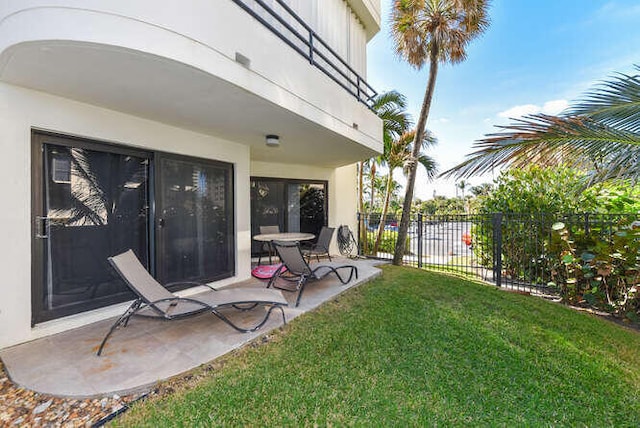 view of yard featuring a patio