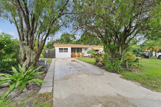 ranch-style home featuring a front yard