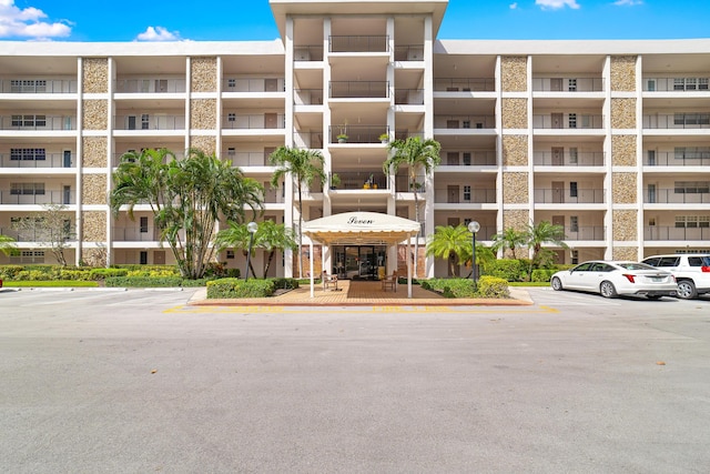 2801 N Palm Aire Dr Unit 106, Pompano Beach, FL 33069 - view of building exterior featuring uncovered parking