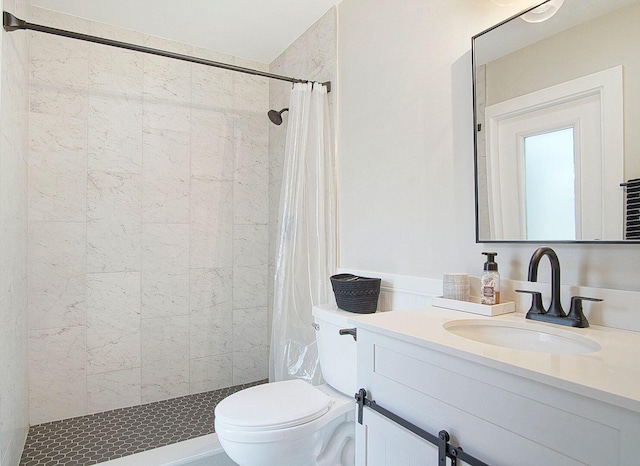 bathroom featuring a shower with shower curtain, vanity, and toilet