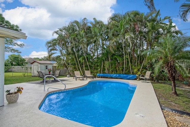 view of swimming pool with a patio and a yard