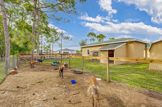 view of yard featuring an outbuilding