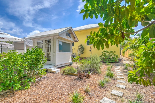 view of front of house featuring an outbuilding