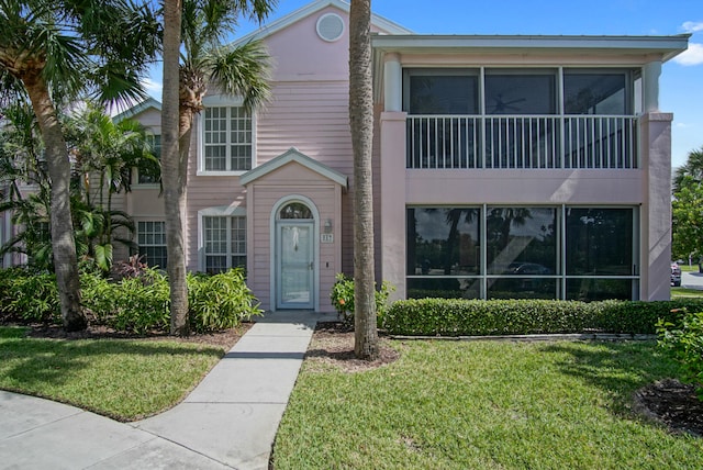 view of front facade featuring a front lawn