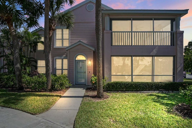 view of front of property featuring a lawn