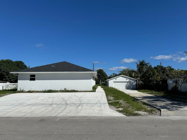 view of front facade with an outdoor structure and a garage