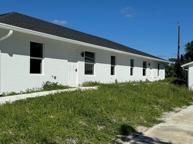 view of front of house featuring a front lawn