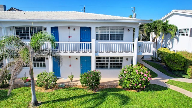 view of front of house featuring a front yard