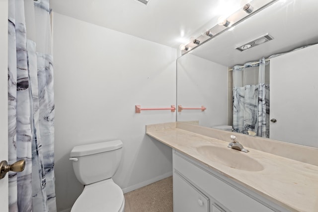 bathroom featuring vanity, curtained shower, and toilet