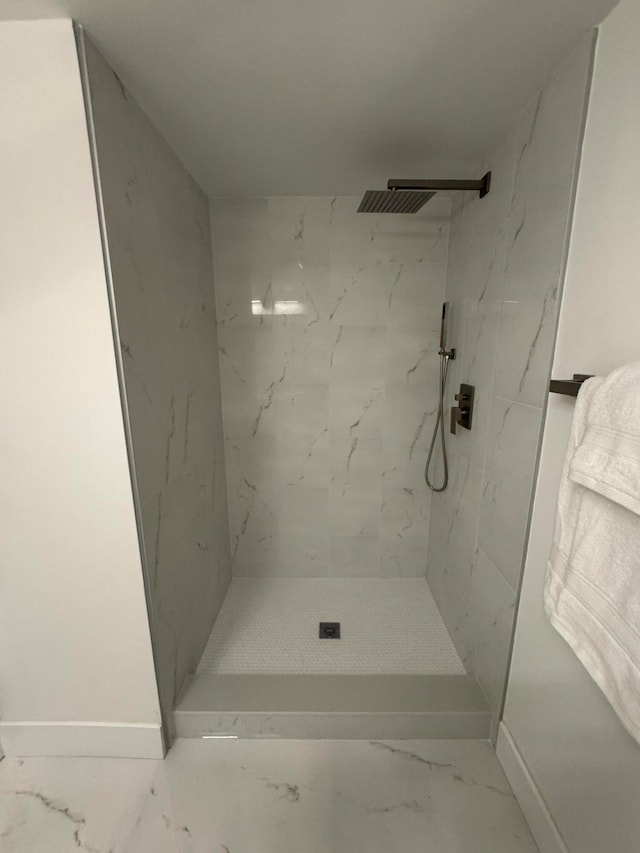 bathroom featuring tiled shower