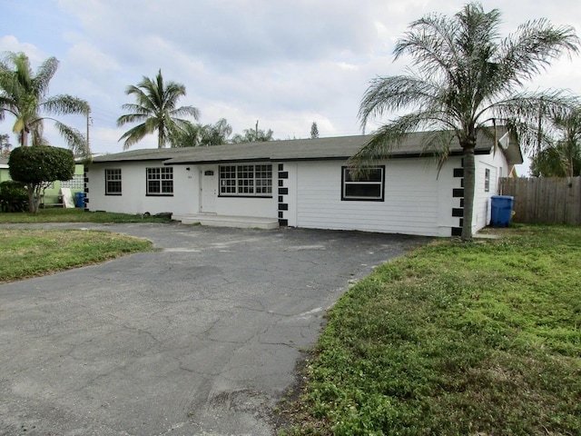 single story home featuring a front yard