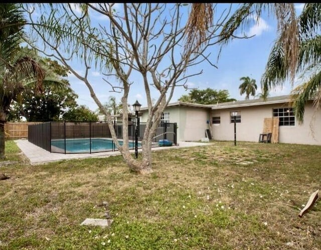 view of yard with a fenced in pool