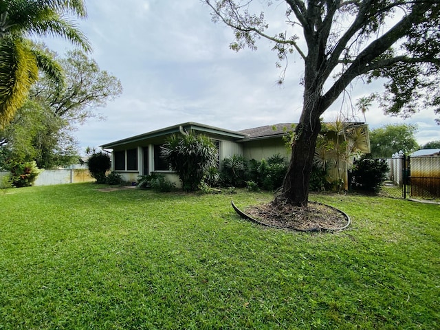 view of side of property featuring a lawn