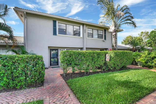 view of front of property featuring a front lawn