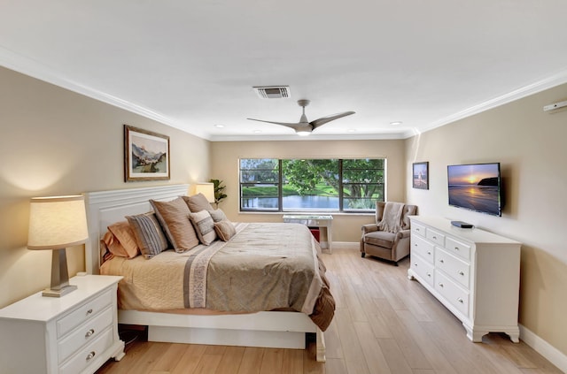 bedroom featuring light hardwood / wood-style floors, ornamental molding, and ceiling fan