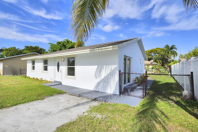 view of front facade featuring a front yard