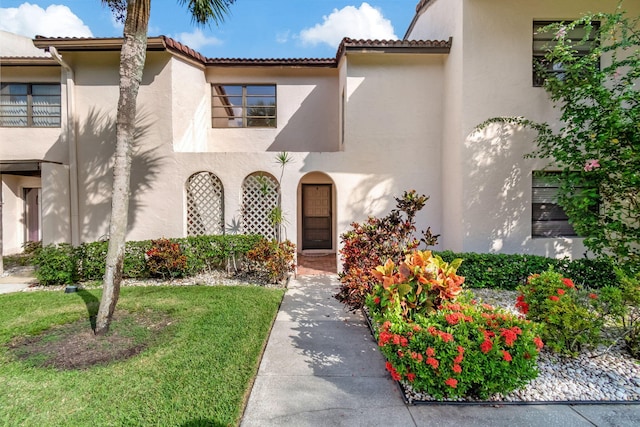 view of front of home with a front lawn