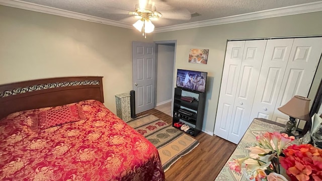 bedroom with wood-type flooring, ceiling fan, a textured ceiling, and ornamental molding