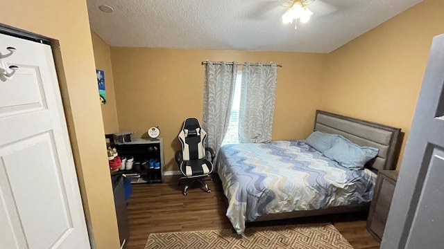 bedroom with light hardwood / wood-style floors, a textured ceiling, and ceiling fan