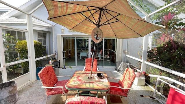 sunroom with lofted ceiling