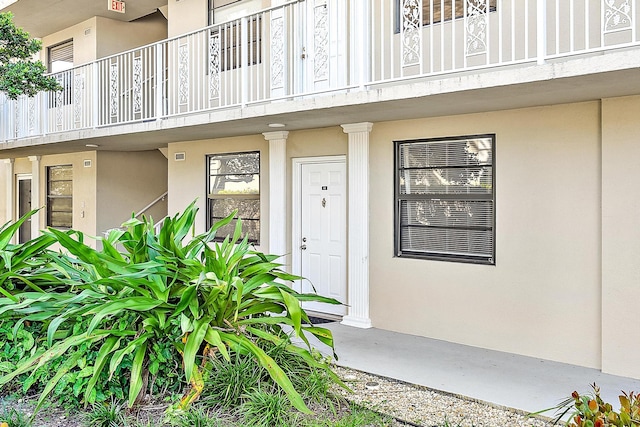 property entrance featuring a balcony