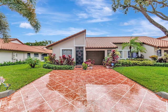 view of front of property featuring a front lawn and a garage